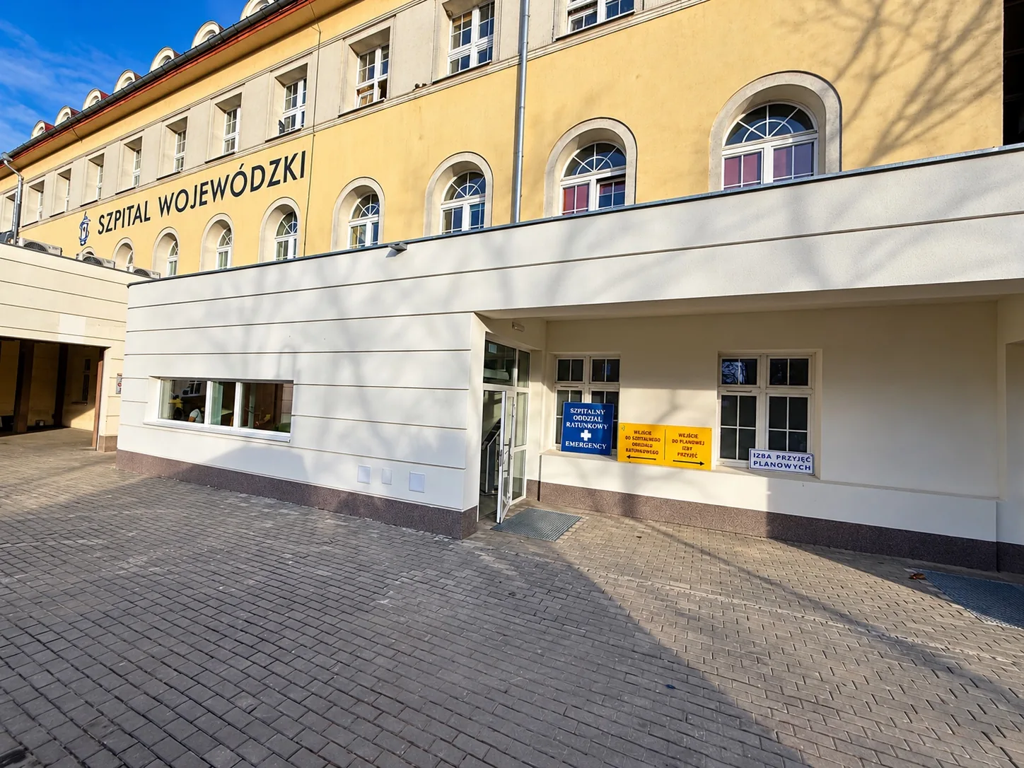 Nowe wejście do Szpitala Wojewódzkiego w Opolu, fotografia wykonana podczas uzupełniania oznakowania