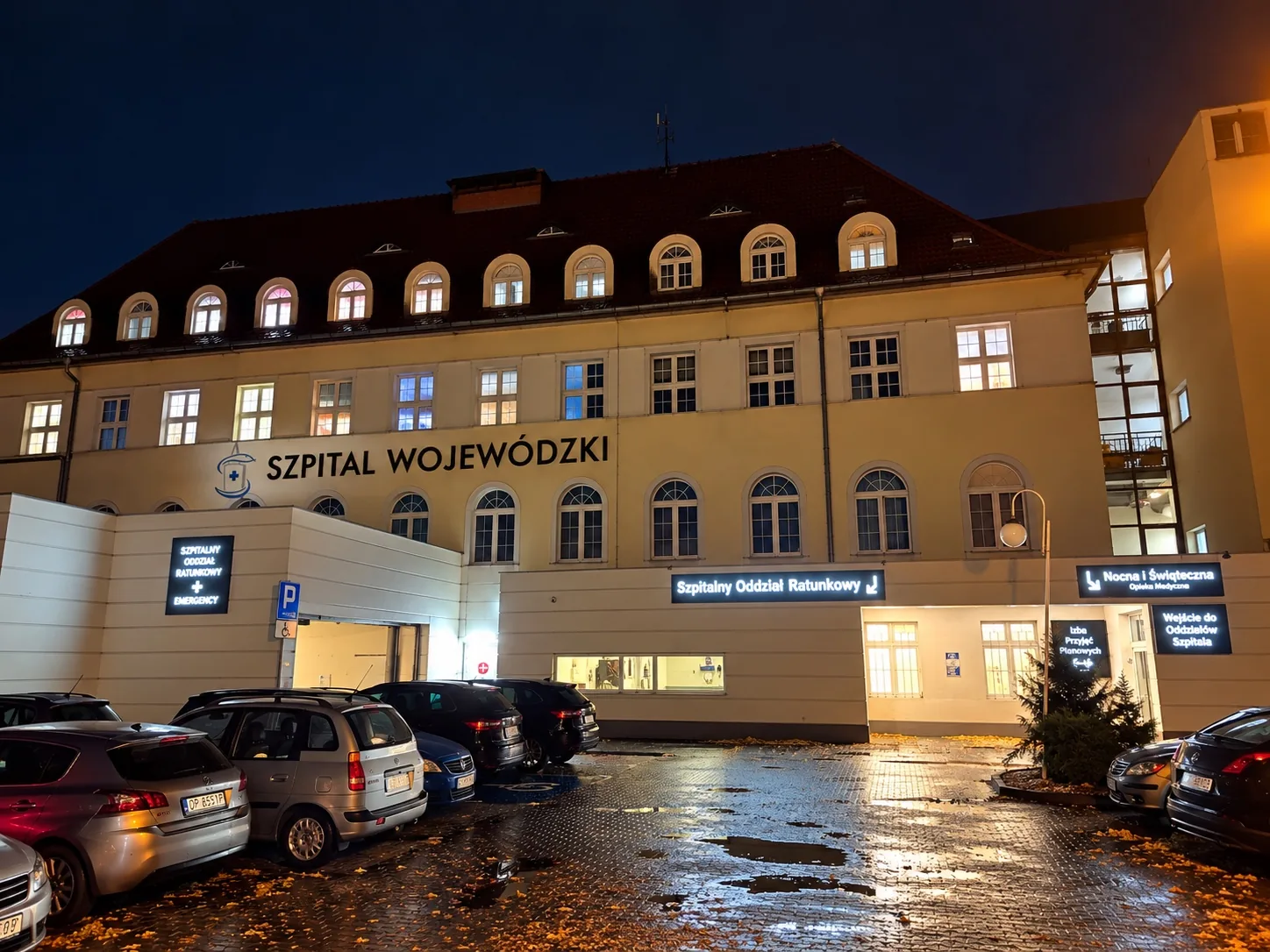 Szpital Wojewódzki w Opolu po przebudowie, widok nocny z nowymi oznaczeniami SOR i NiŚOZ