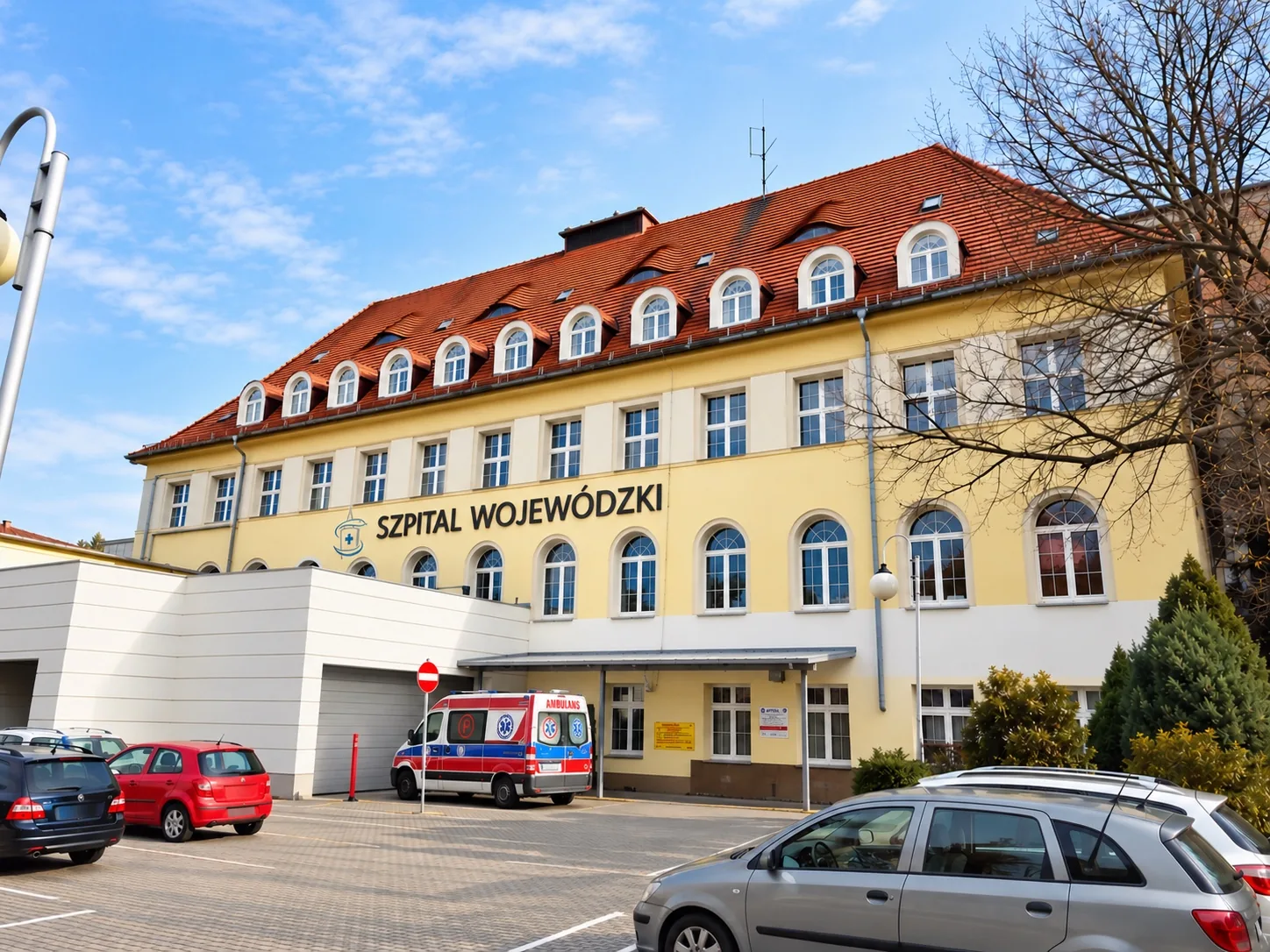 Szpital Wojewódzki w Opolu przed przebudową; widok elewacji, dawnego wejścia i parkingu